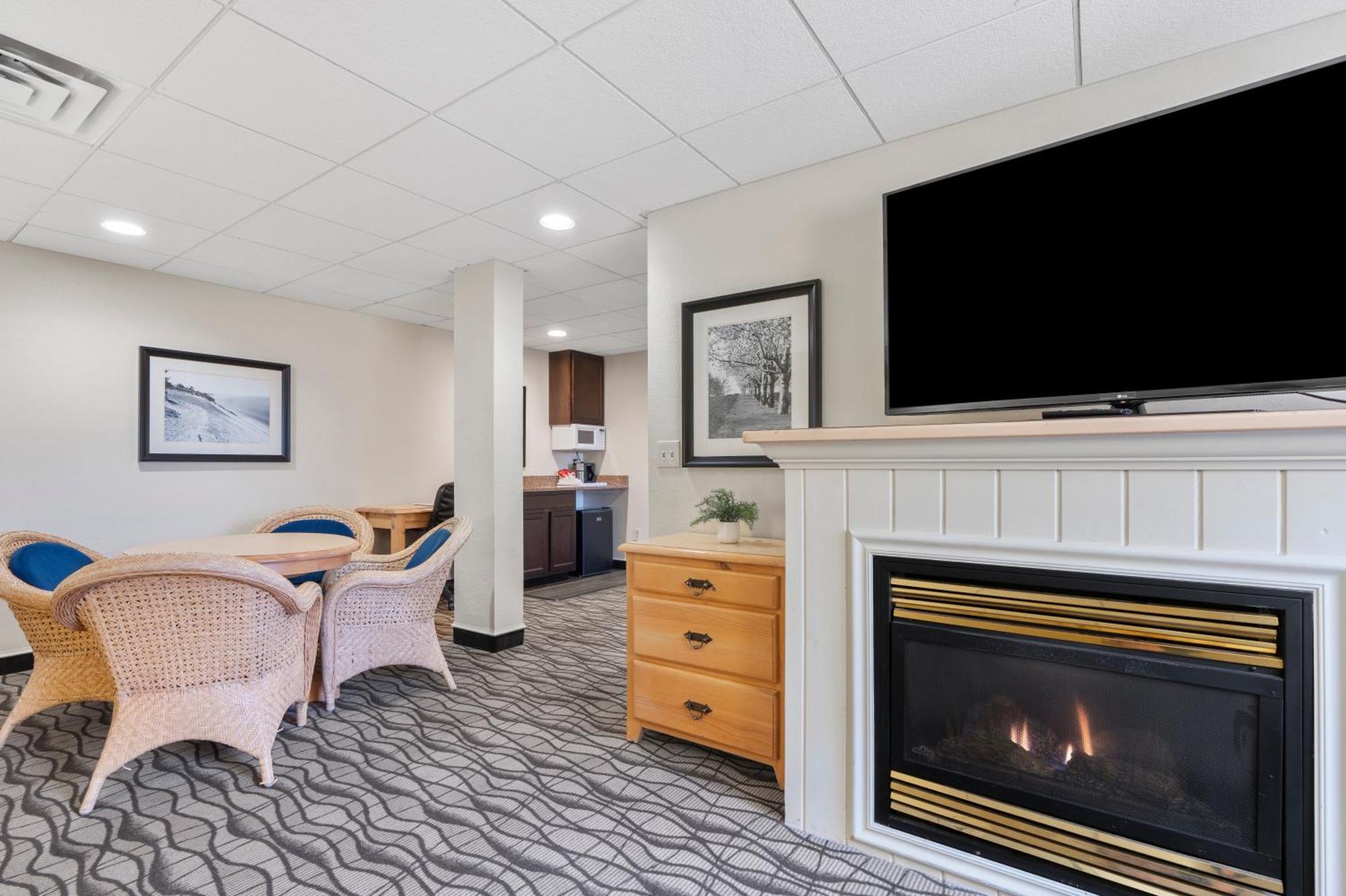 Cherry Tree Inn & Suites Traverse City Exterior foto