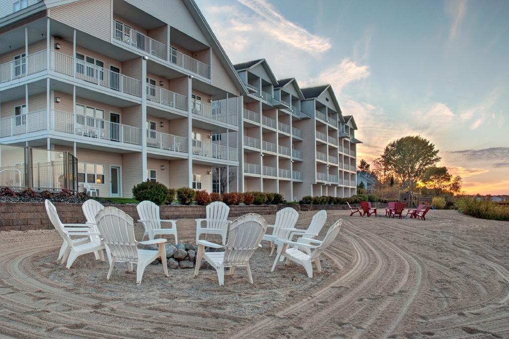 Cherry Tree Inn & Suites Traverse City Exterior foto