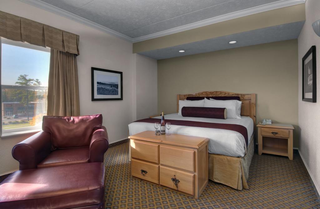 Cherry Tree Inn & Suites Traverse City Exterior foto