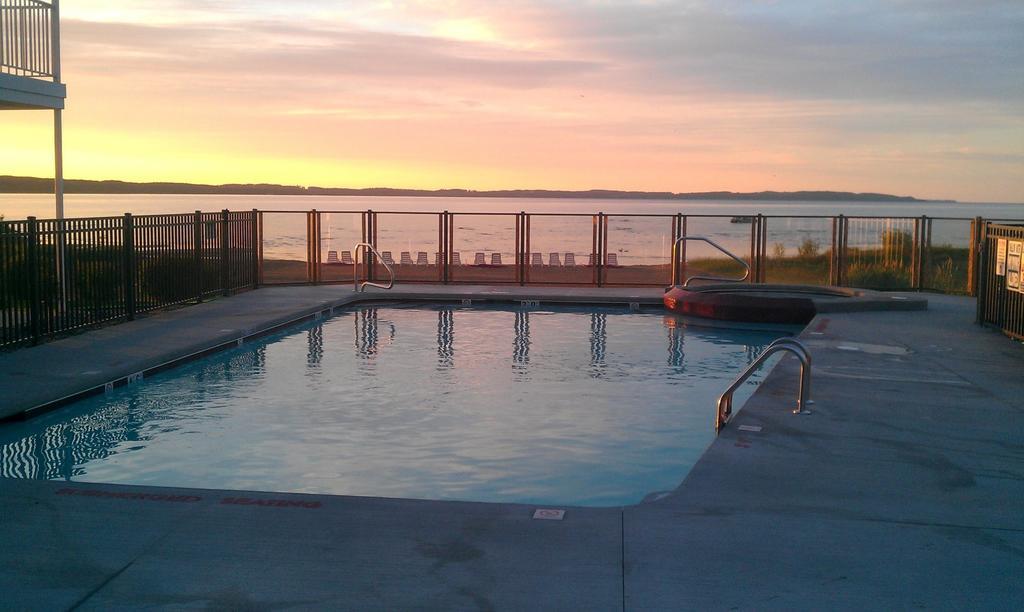 Cherry Tree Inn & Suites Traverse City Exterior foto