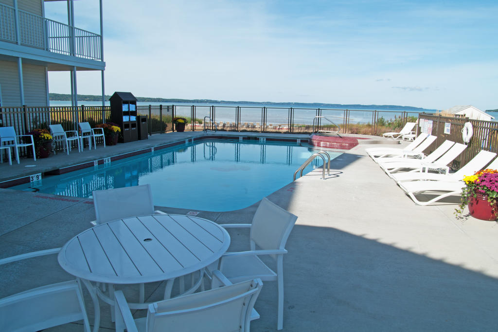 Cherry Tree Inn & Suites Traverse City Exterior foto